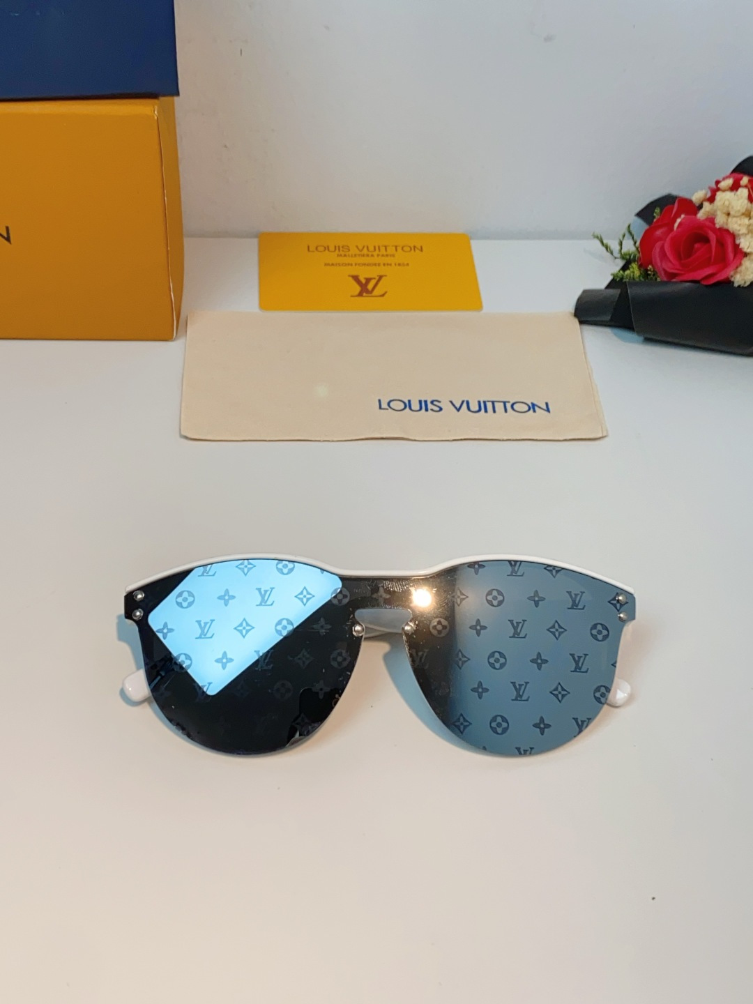 Louis Vuitton路易威登汲取LV百年设计美学，这款暗夜系列墨镜以颠覆性的一体式轮廓，重塑都市先