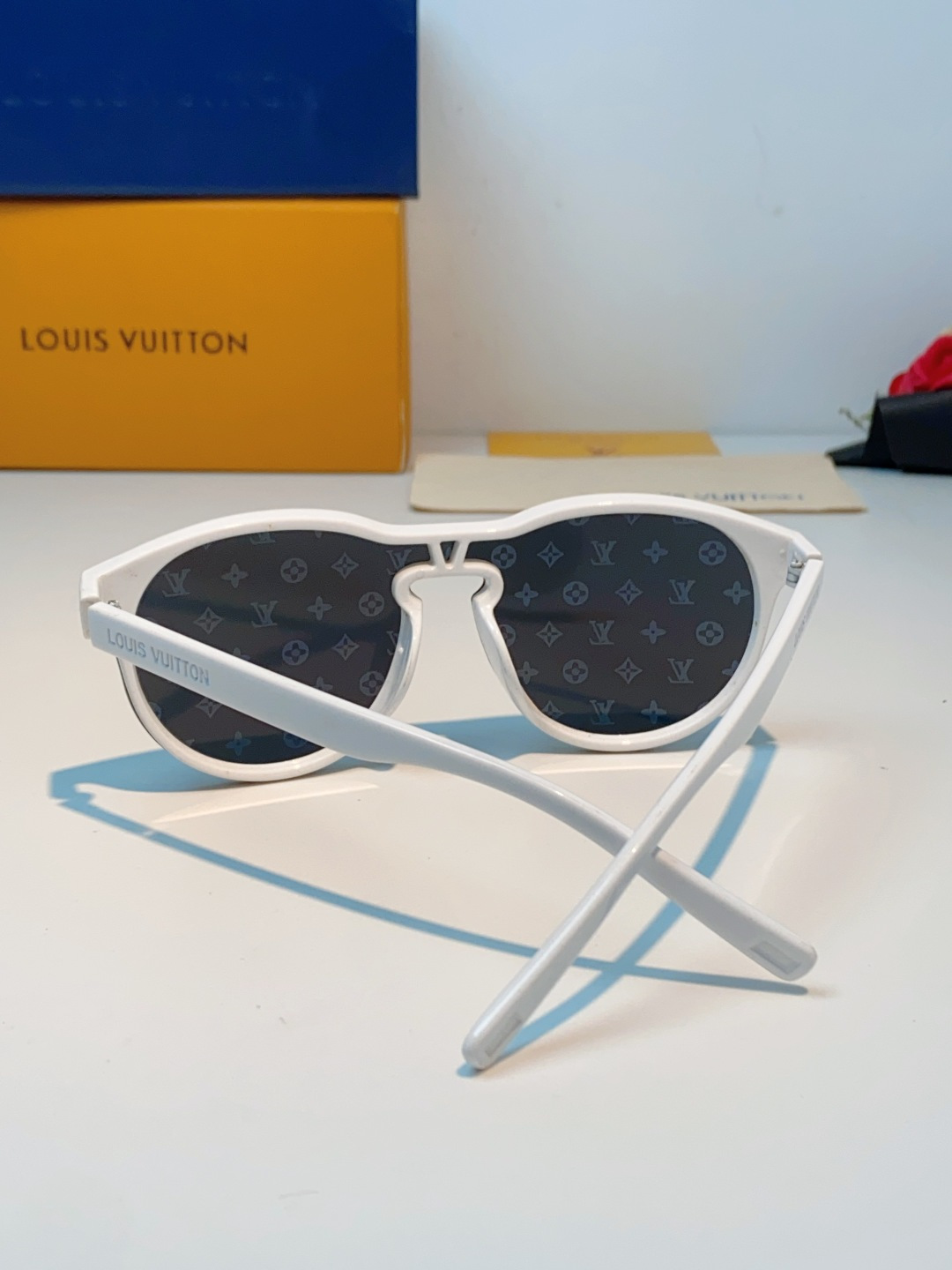Louis Vuitton路易威登汲取LV百年设计美学，这款暗夜系列墨镜以颠覆性的一体式轮廓，重塑都市先