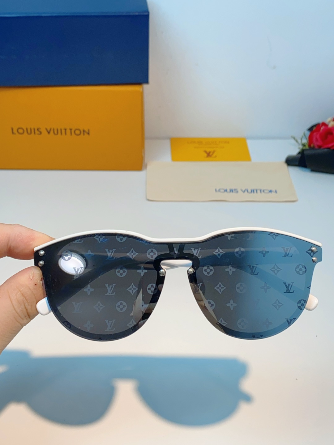 Louis Vuitton路易威登汲取LV百年设计美学，这款暗夜系列墨镜以颠覆性的一体式轮廓，重塑都市先