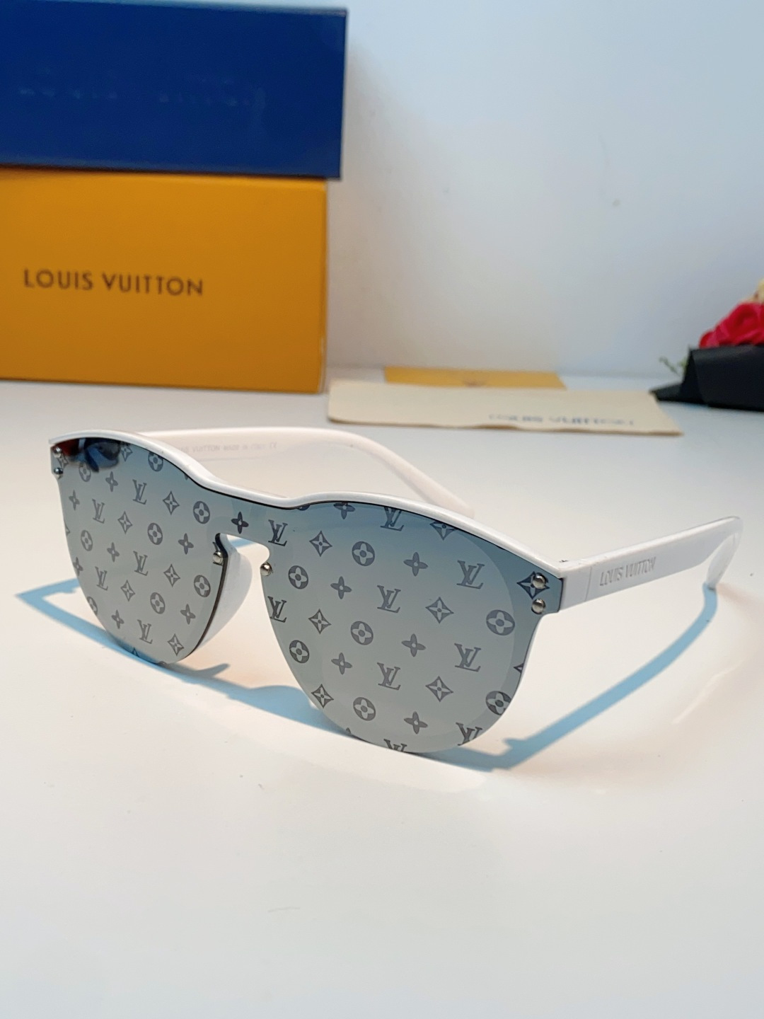 Louis Vuitton路易威登汲取LV百年设计美学，这款暗夜系列墨镜以颠覆性的一体式轮廓，重塑都市先