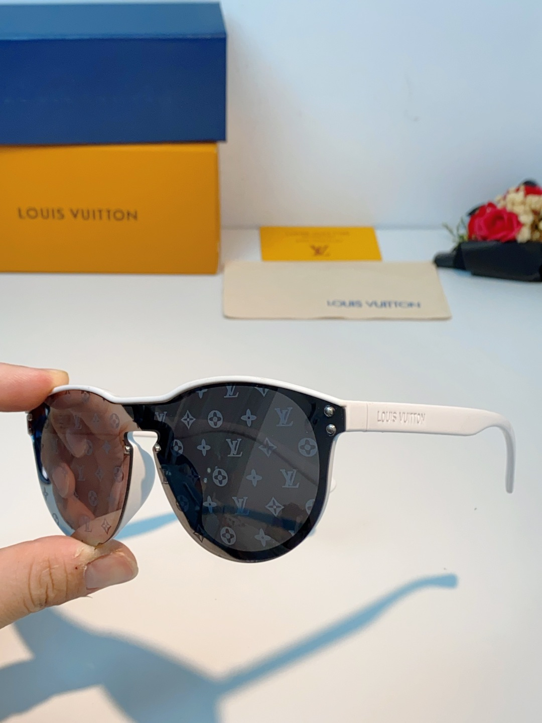 Louis Vuitton路易威登汲取LV百年设计美学，这款暗夜系列墨镜以颠覆性的一体式轮廓，重塑都市先