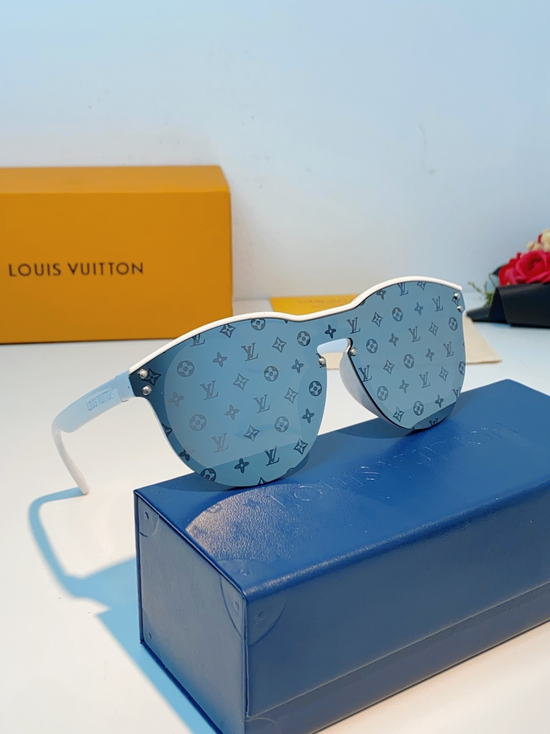 Louis Vuitton路易威登汲取LV百年设计美学，这款暗夜系列墨镜以颠覆性的一体式轮廓，重塑都市先
