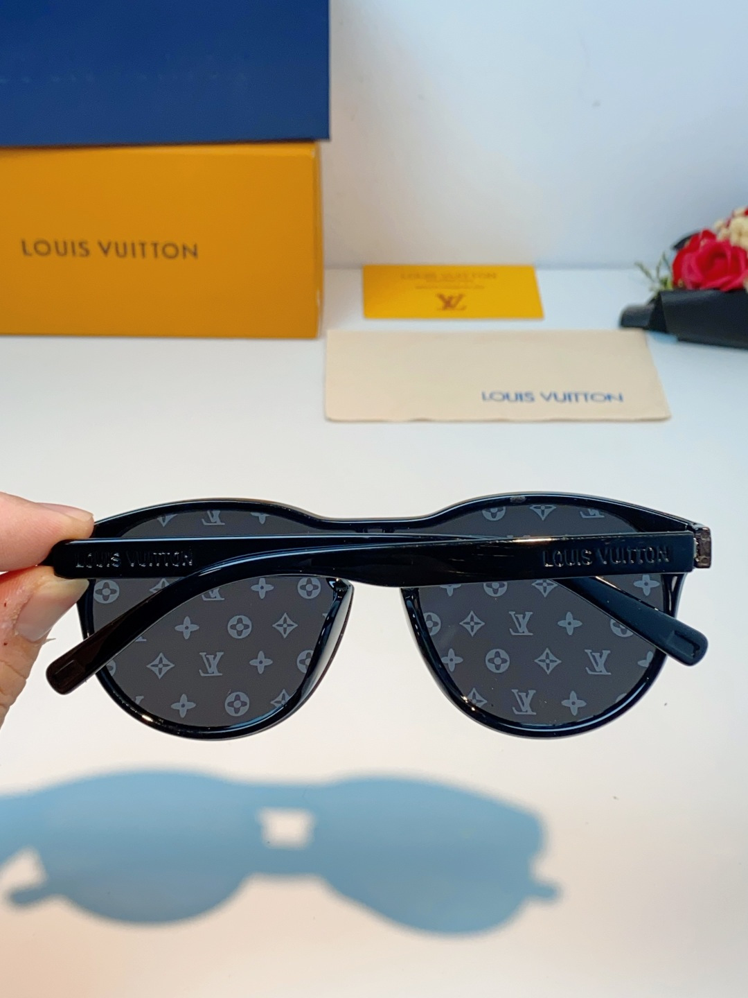 Louis Vuitton路易威登汲取LV百年设计美学，这款暗夜系列墨镜以颠覆性的一体式轮廓，重塑都市先