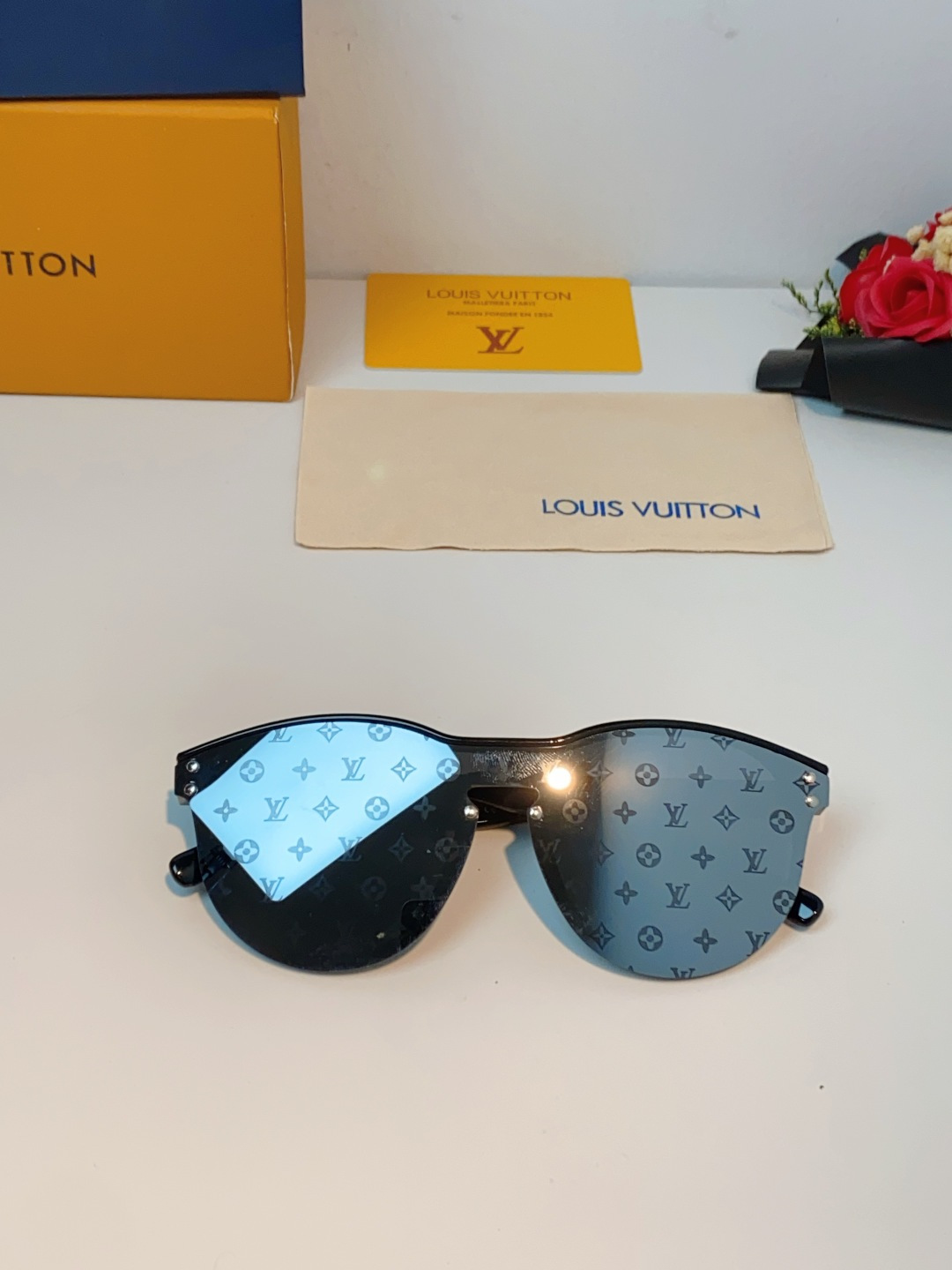 Louis Vuitton路易威登汲取LV百年设计美学，这款暗夜系列墨镜以颠覆性的一体式轮廓，重塑都市先