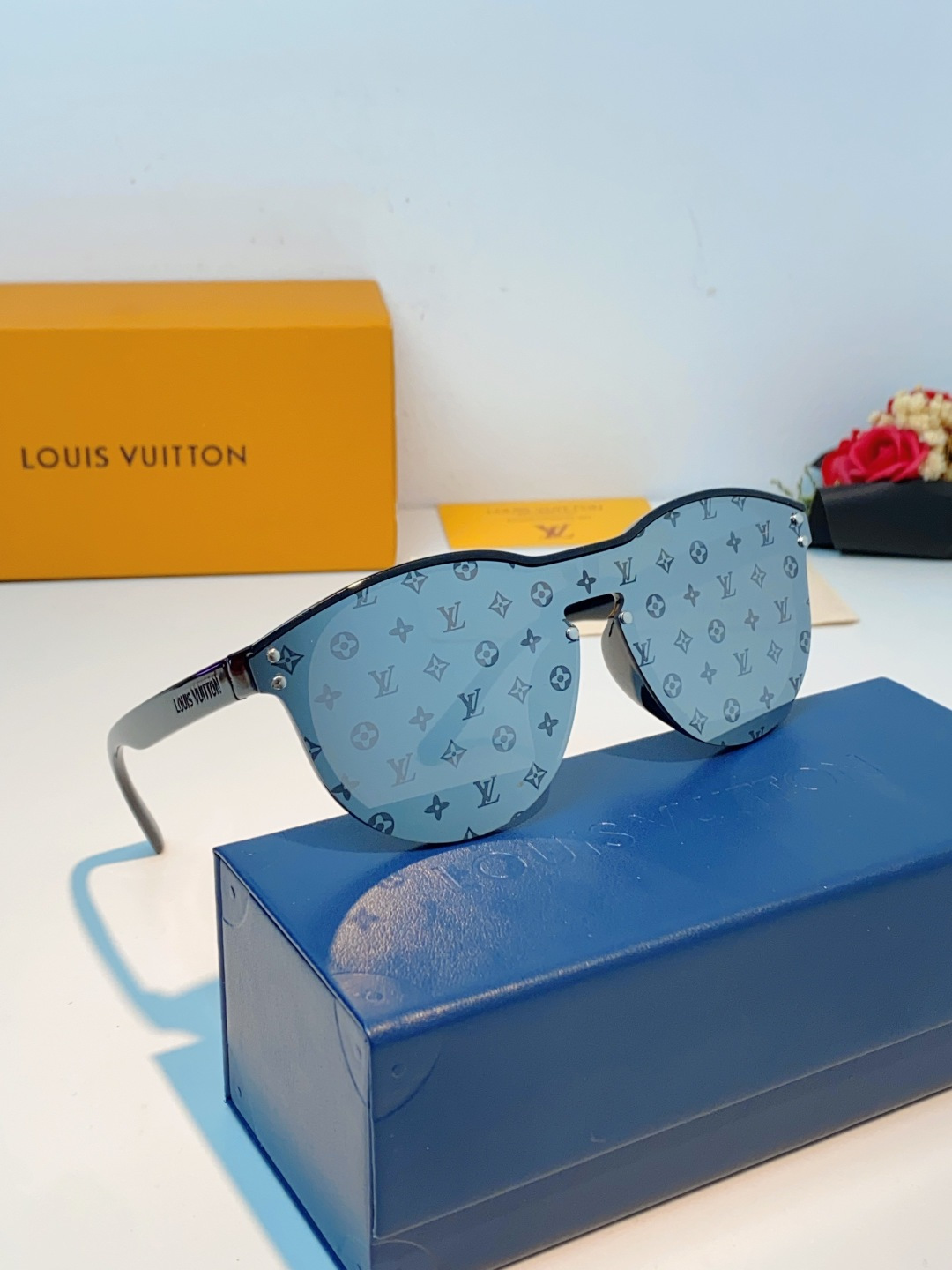 Louis Vuitton路易威登汲取LV百年设计美学，这款暗夜系列墨镜以颠覆性的一体式轮廓，重塑都市先