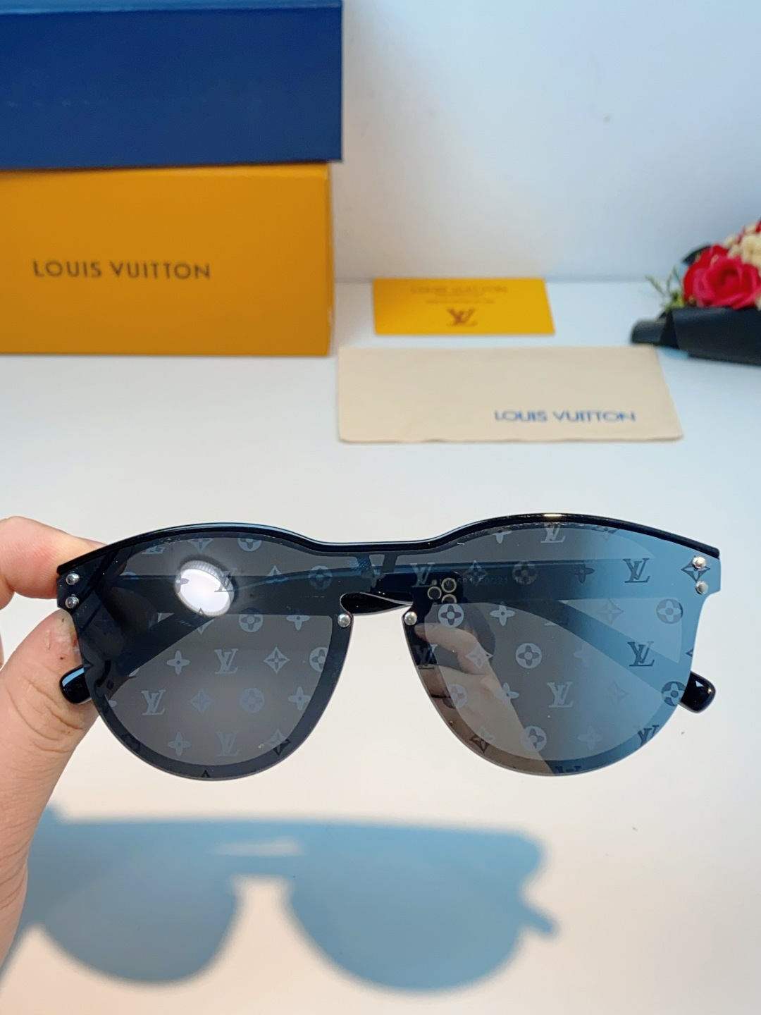 Louis Vuitton路易威登汲取LV百年设计美学，这款暗夜系列墨镜以颠覆性的一体式轮廓，重塑都市先