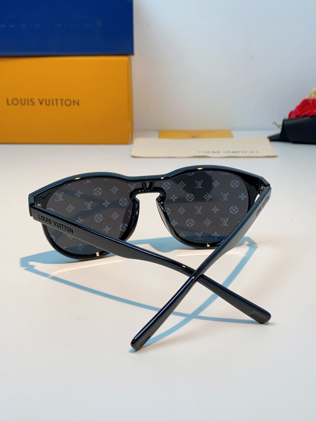 Louis Vuitton路易威登汲取LV百年设计美学，这款暗夜系列墨镜以颠覆性的一体式轮廓，重塑都市先