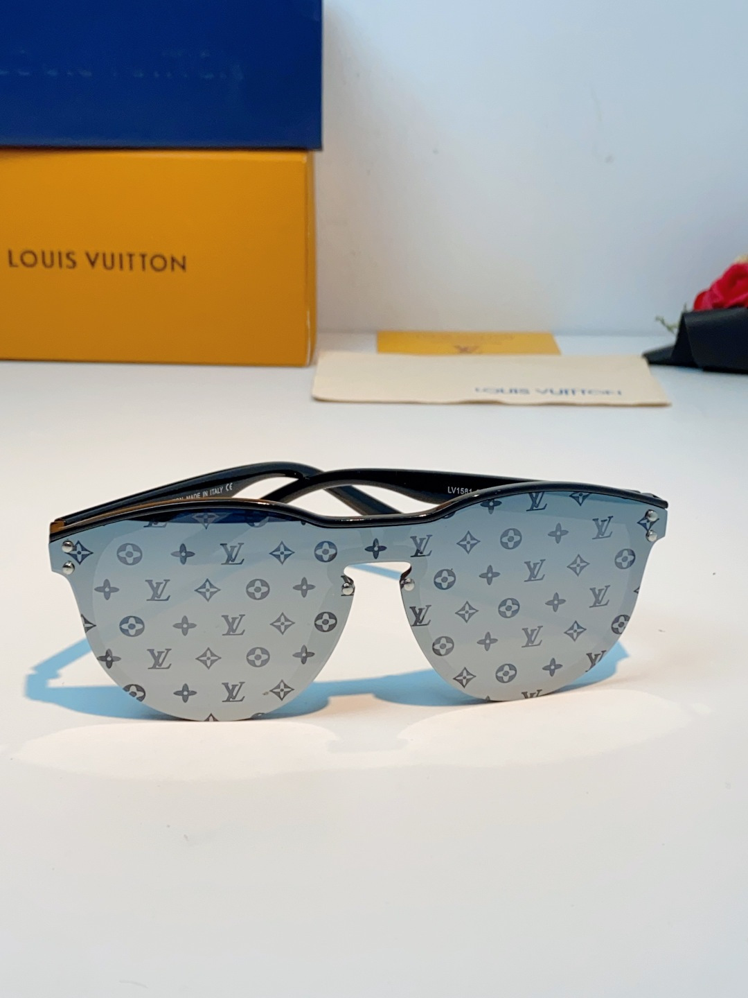 Louis Vuitton路易威登汲取LV百年设计美学，这款暗夜系列墨镜以颠覆性的一体式轮廓，重塑都市先