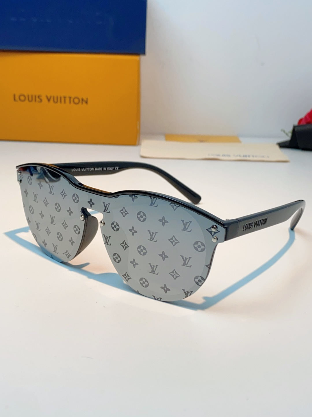 Louis Vuitton路易威登汲取LV百年设计美学，这款暗夜系列墨镜以颠覆性的一体式轮廓，重塑都市先