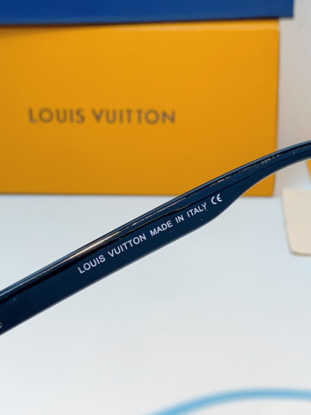 Louis Vuitton路易威登汲取LV百年设计美学，这款暗夜系列墨镜以颠覆性的一体式轮廓，重塑都市先