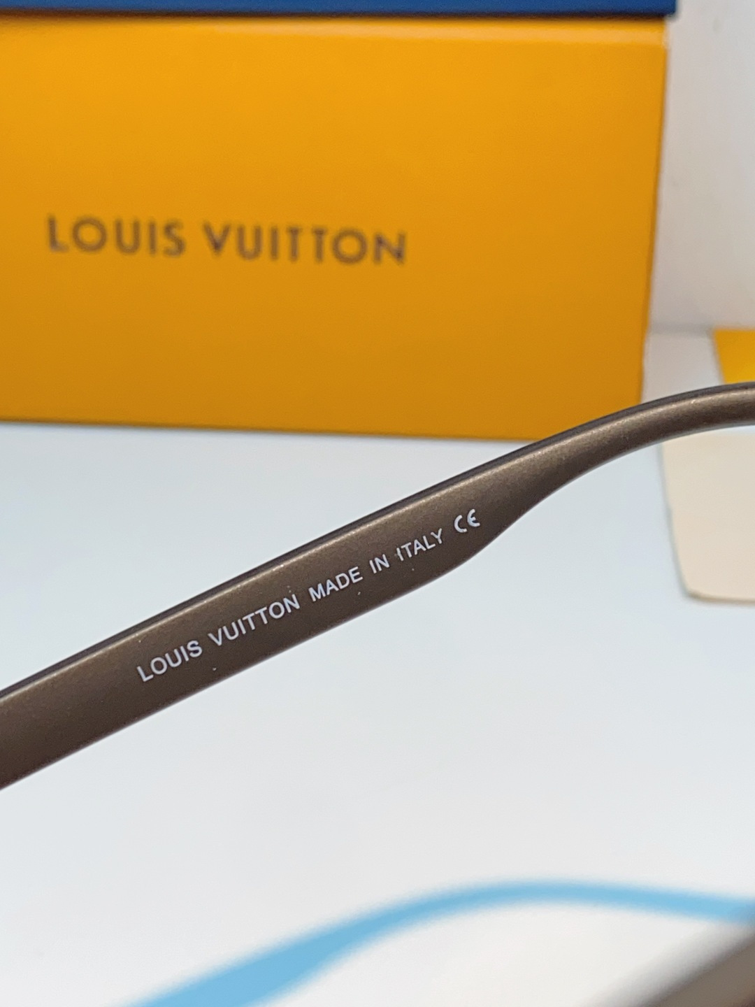 Louis Vuitton路易威登汲取LV百年设计美学，这款暗夜系列墨镜以颠覆性的一体式轮廓，重塑都市先