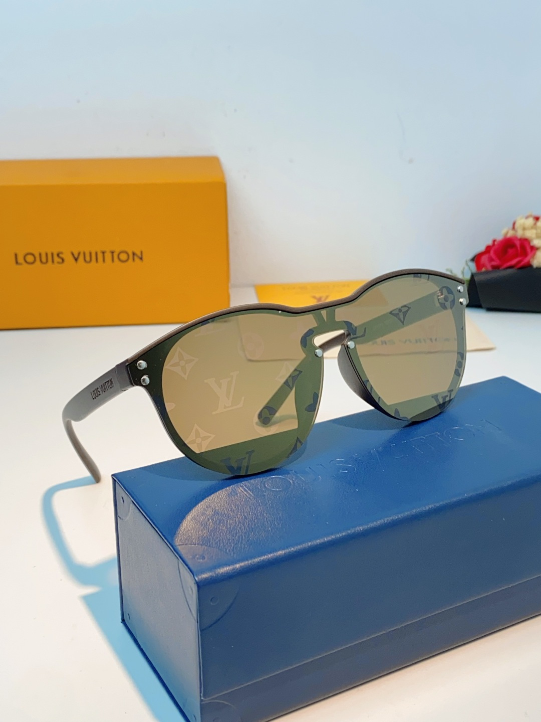 Louis Vuitton路易威登汲取LV百年设计美学，这款暗夜系列墨镜以颠覆性的一体式轮廓，重塑都市先