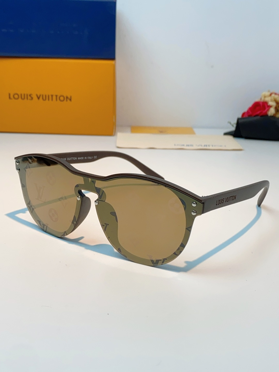 Louis Vuitton路易威登汲取LV百年设计美学，这款暗夜系列墨镜以颠覆性的一体式轮廓，重塑都市先
