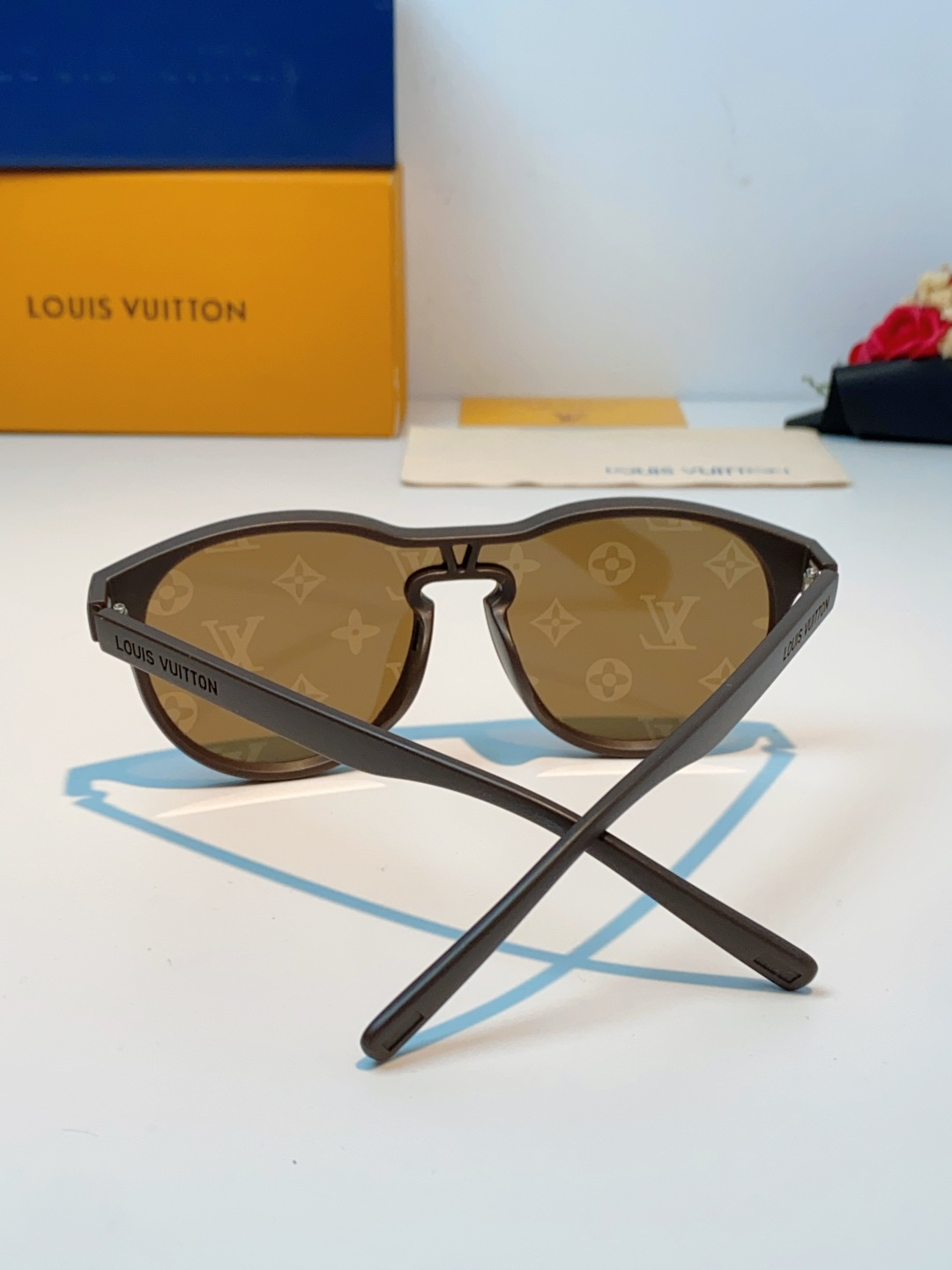 Louis Vuitton路易威登汲取LV百年设计美学，这款暗夜系列墨镜以颠覆性的一体式轮廓，重塑都市先