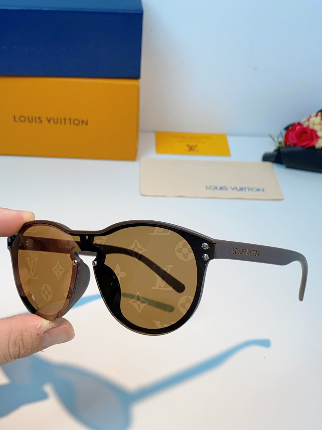 Louis Vuitton路易威登汲取LV百年设计美学，这款暗夜系列墨镜以颠覆性的一体式轮廓，重塑都市先