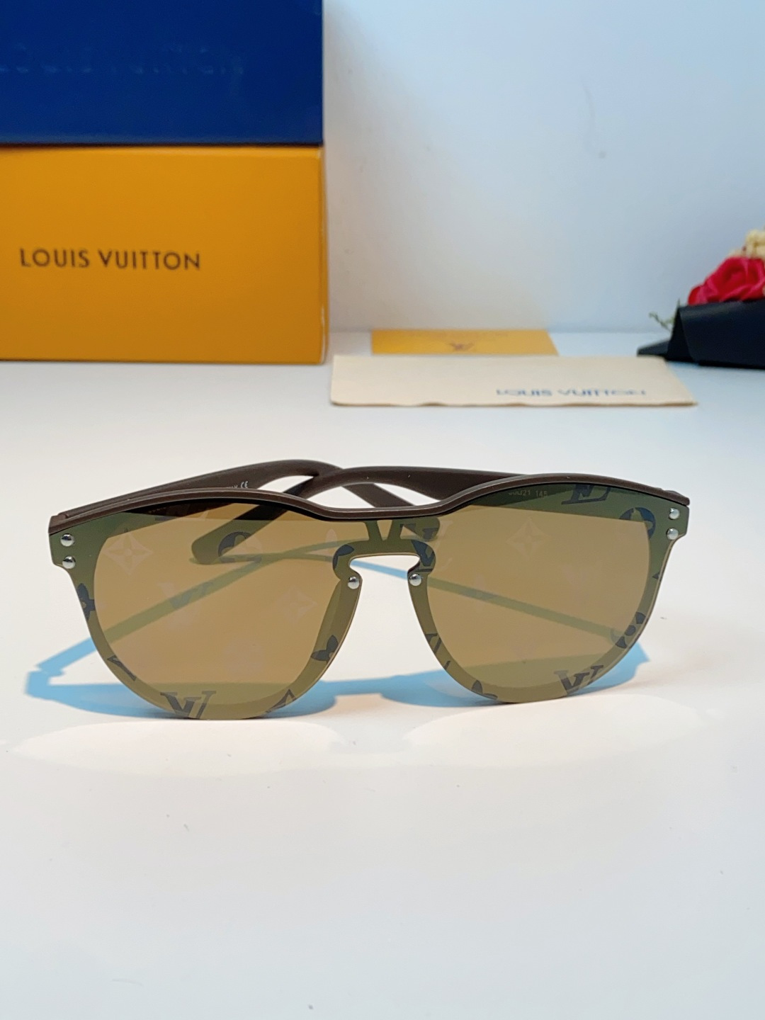 Louis Vuitton路易威登汲取LV百年设计美学，这款暗夜系列墨镜以颠覆性的一体式轮廓，重塑都市先