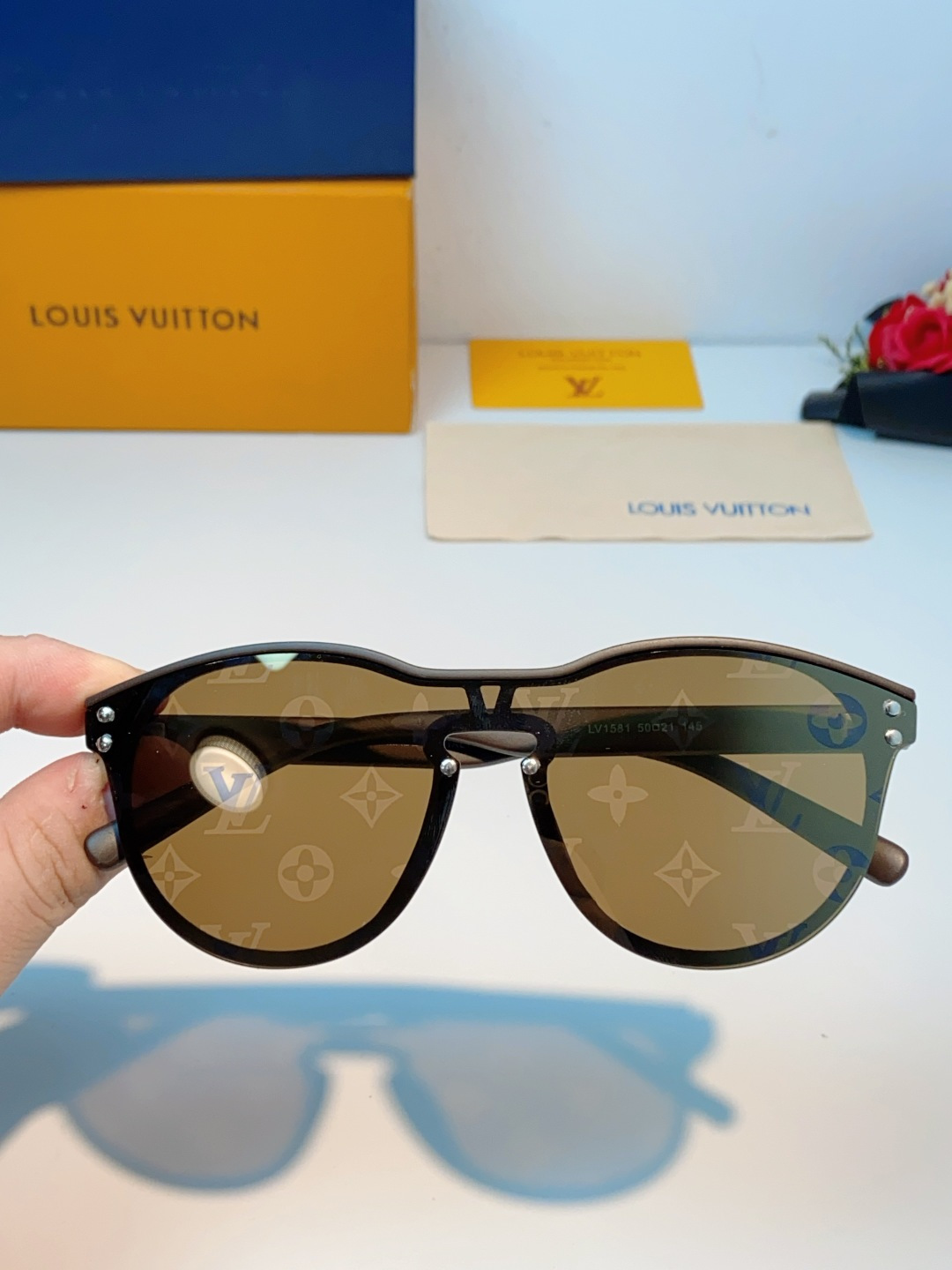 Louis Vuitton路易威登汲取LV百年设计美学，这款暗夜系列墨镜以颠覆性的一体式轮廓，重塑都市先