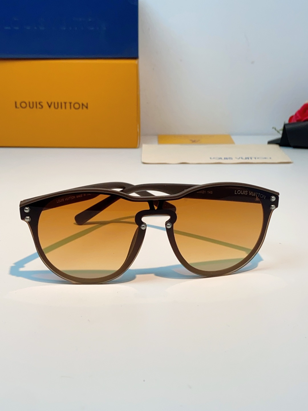 Louis Vuitton路易威登汲取LV百年设计美学，这款暗夜系列墨镜以颠覆性的一体式轮廓，重塑都市先
