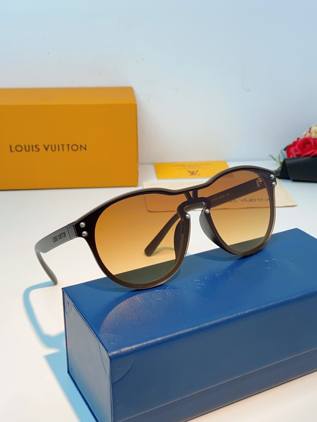 Louis Vuitton路易威登汲取LV百年设计美学，这款暗夜系列墨镜以颠覆性的一体式轮廓，重塑都市先