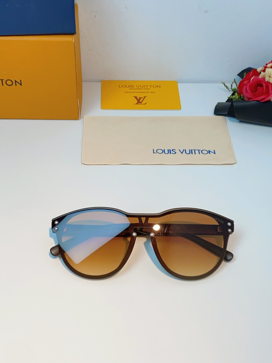 Louis Vuitton路易威登汲取LV百年设计美学，这款暗夜系列墨镜以颠覆性的一体式轮廓，重塑都市先
