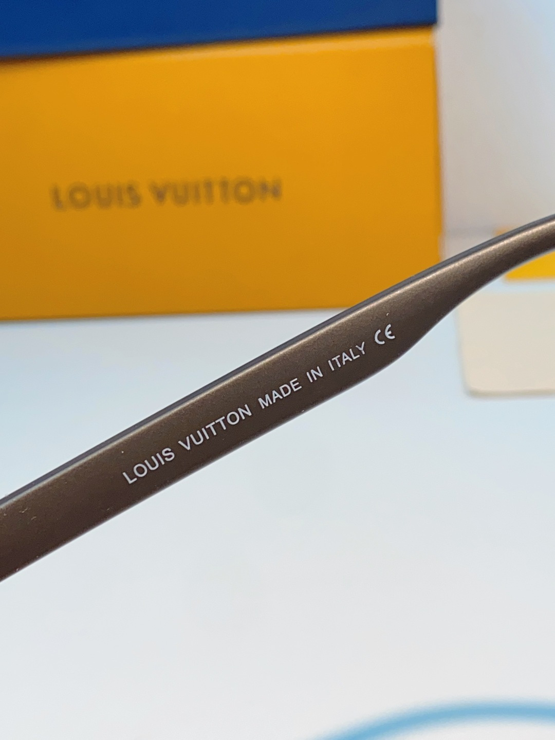 Louis Vuitton路易威登汲取LV百年设计美学，这款暗夜系列墨镜以颠覆性的一体式轮廓，重塑都市先
