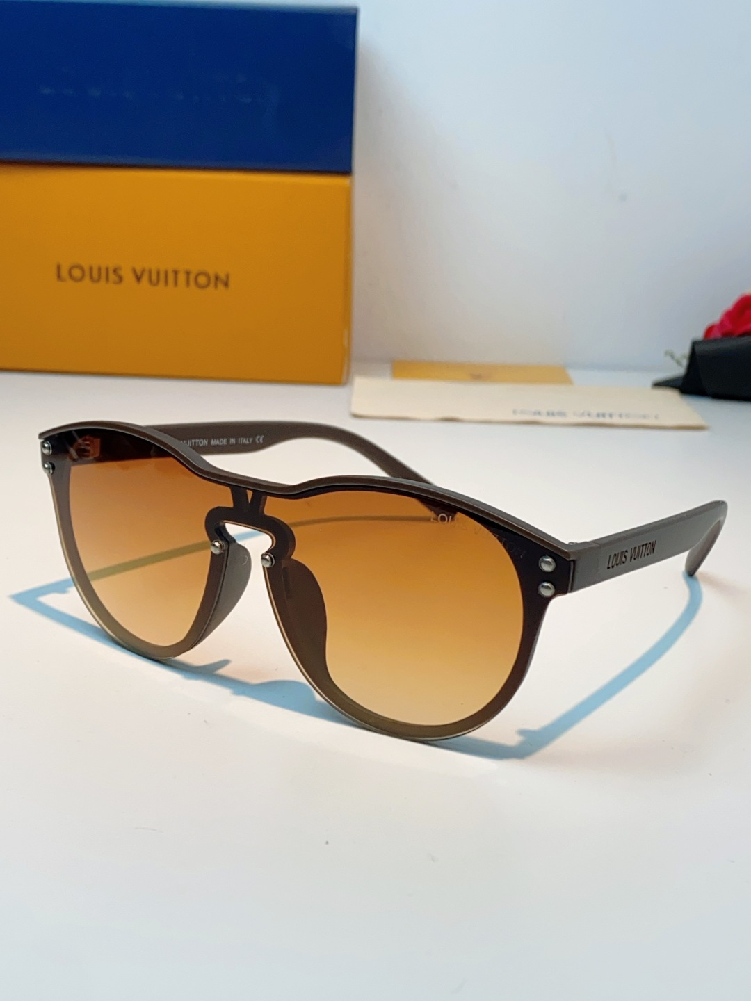 Louis Vuitton路易威登汲取LV百年设计美学，这款暗夜系列墨镜以颠覆性的一体式轮廓，重塑都市先