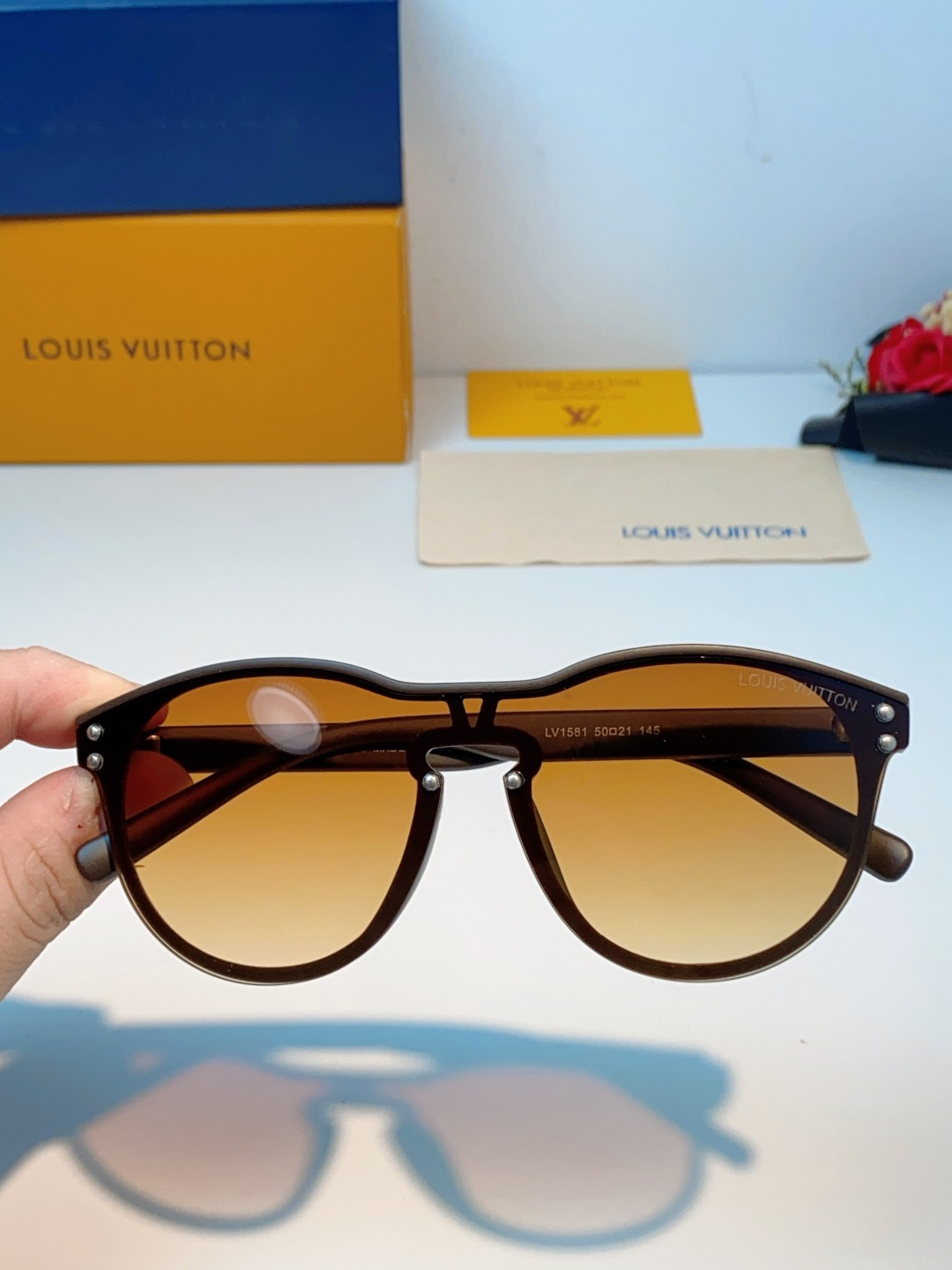 Louis Vuitton路易威登汲取LV百年设计美学，这款暗夜系列墨镜以颠覆性的一体式轮廓，重塑都市先