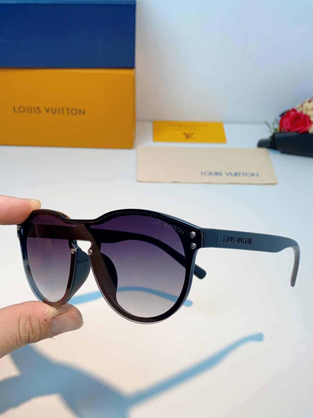 Louis Vuitton路易威登汲取LV百年设计美学，这款暗夜系列墨镜以颠覆性的一体式轮廓，重塑都市先