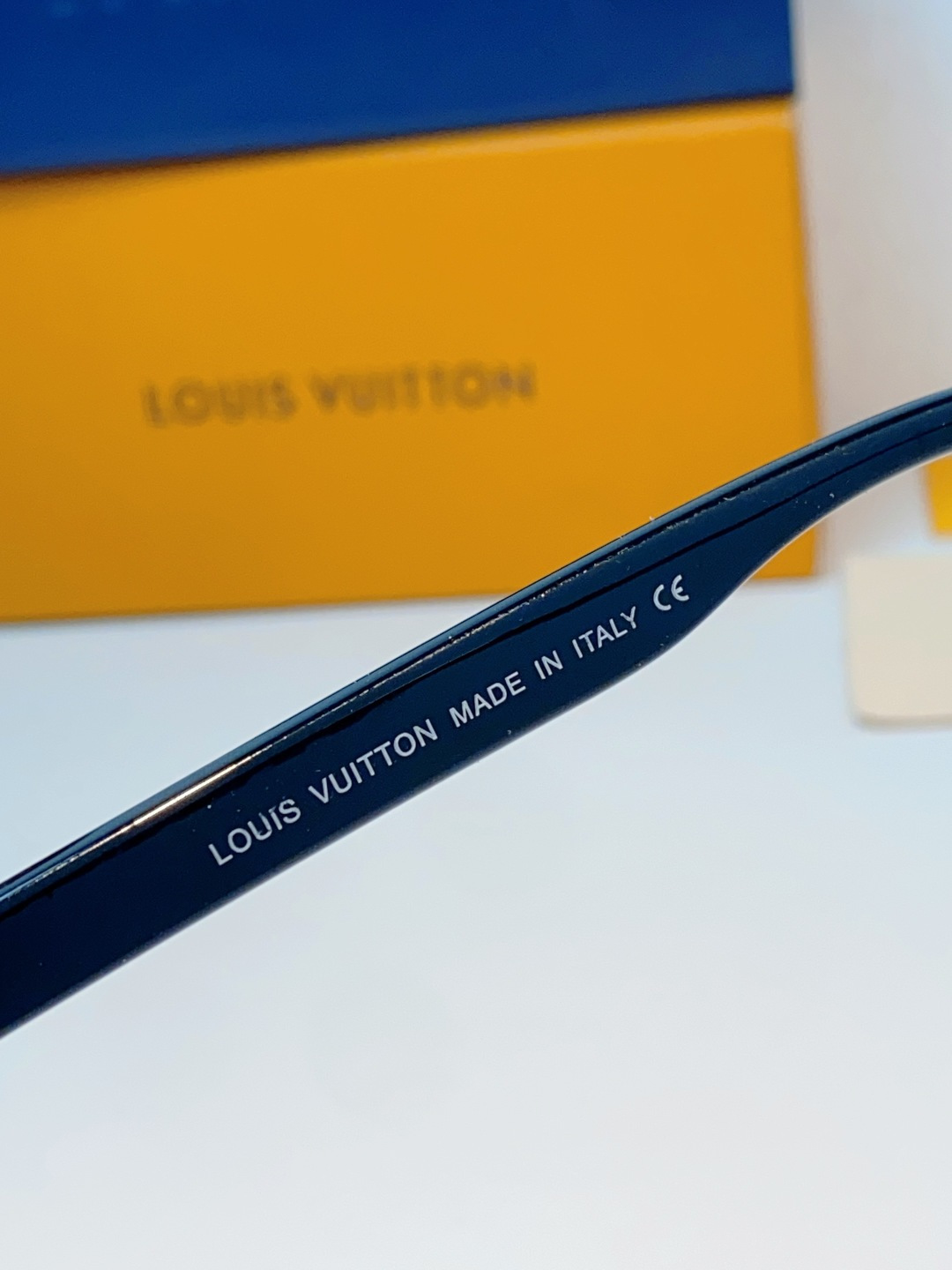 Louis Vuitton路易威登汲取LV百年设计美学，这款暗夜系列墨镜以颠覆性的一体式轮廓，重塑都市先