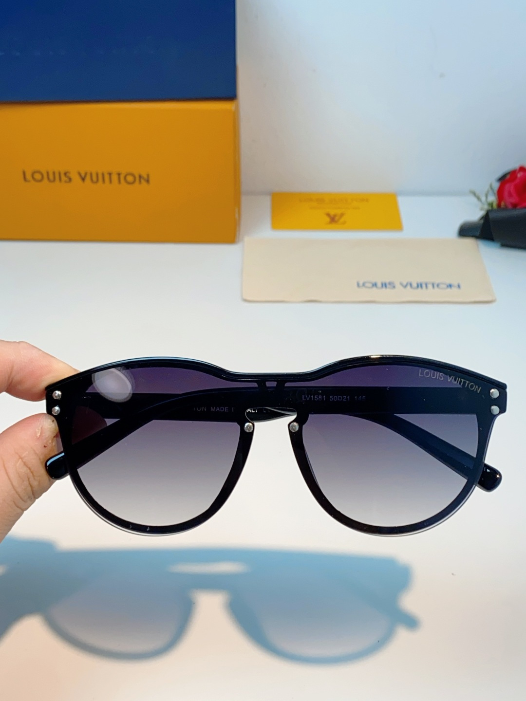 Louis Vuitton路易威登汲取LV百年设计美学，这款暗夜系列墨镜以颠覆性的一体式轮廓，重塑都市先