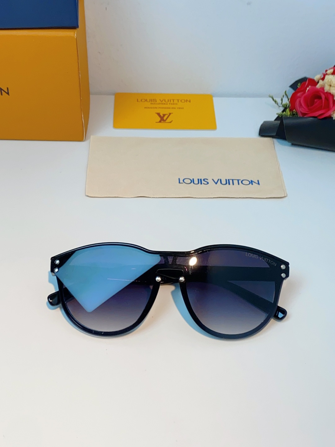 Louis Vuitton路易威登汲取LV百年设计美学，这款暗夜系列墨镜以颠覆性的一体式轮廓，重塑都市先