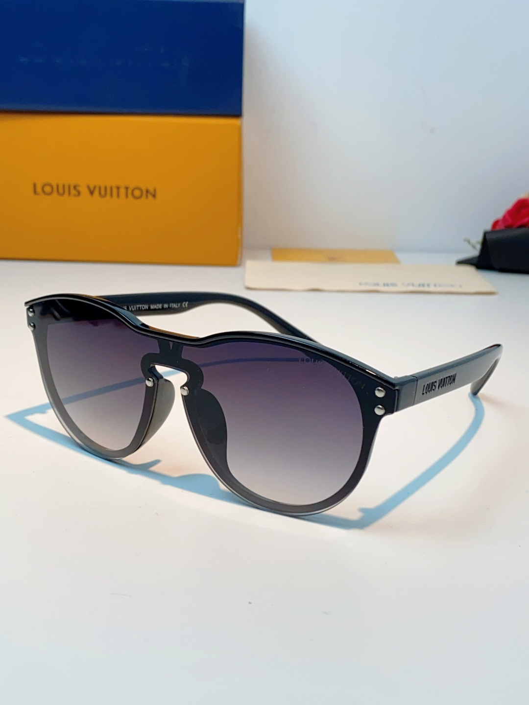 Louis Vuitton路易威登汲取LV百年设计美学，这款暗夜系列墨镜以颠覆性的一体式轮廓，重塑都市先