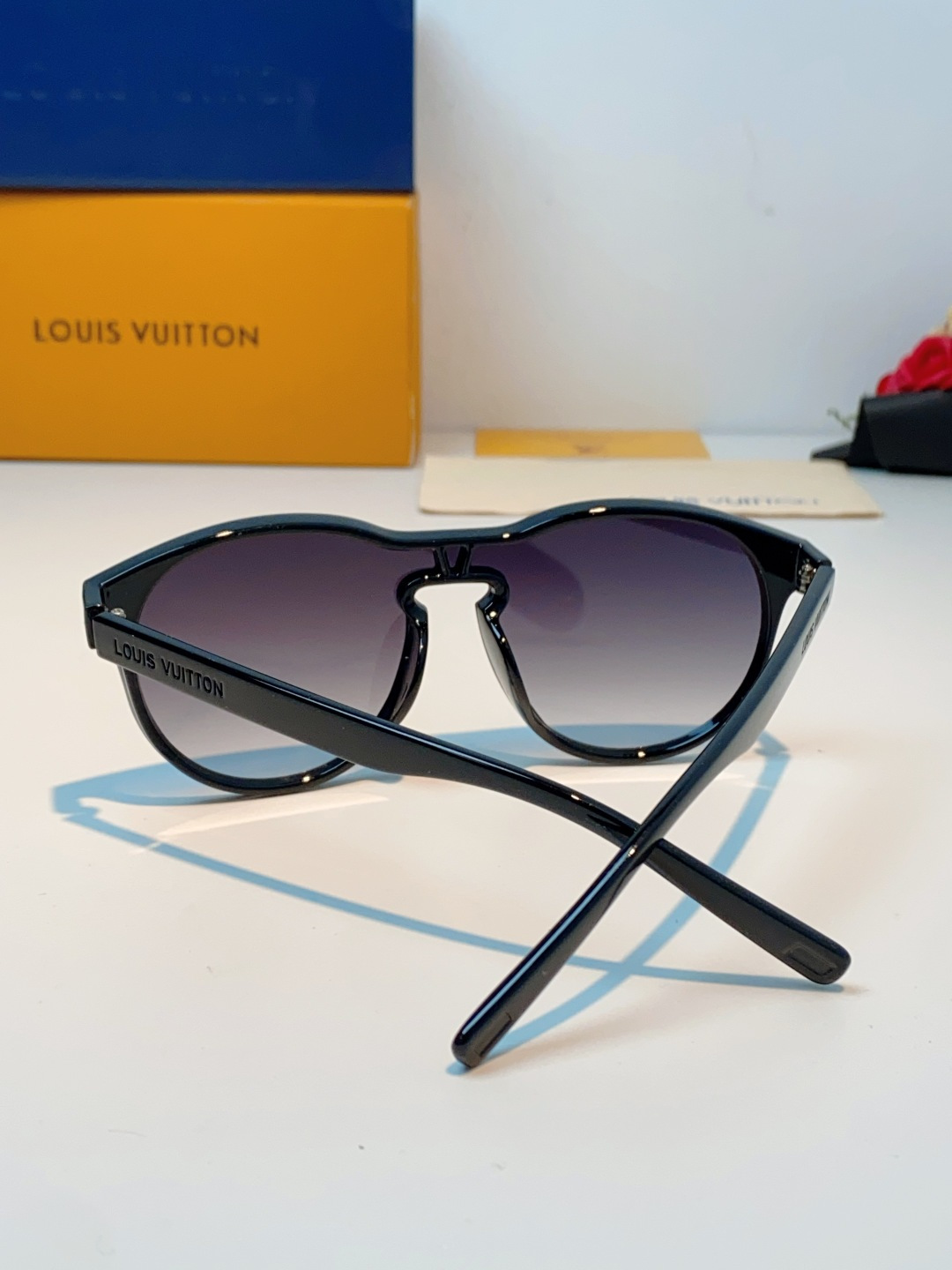 Louis Vuitton路易威登汲取LV百年设计美学，这款暗夜系列墨镜以颠覆性的一体式轮廓，重塑都市先