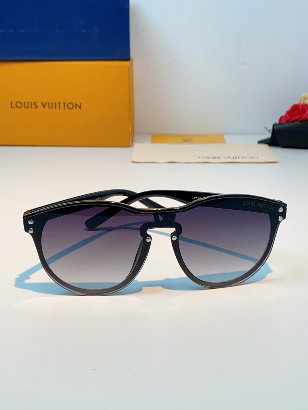Louis Vuitton路易威登汲取LV百年设计美学，这款暗夜系列墨镜以颠覆性的一体式轮廓，重塑都市先