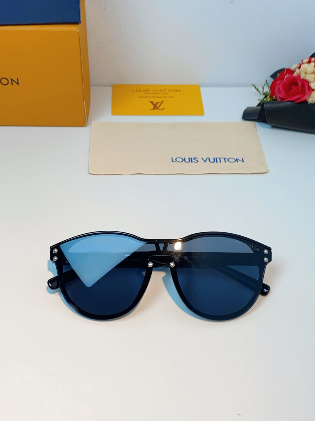 Louis Vuitton路易威登汲取LV百年设计美学，这款暗夜系列墨镜以颠覆性的一体式轮廓，重塑都市先