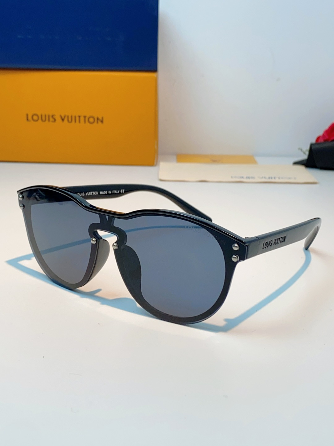 Louis Vuitton路易威登汲取LV百年设计美学，这款暗夜系列墨镜以颠覆性的一体式轮廓，重塑都市先