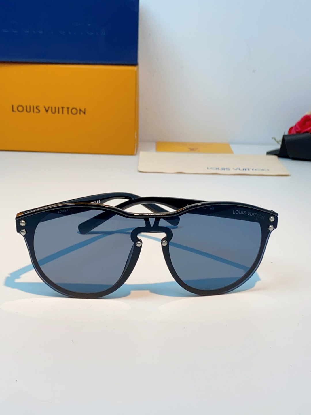 Louis Vuitton路易威登汲取LV百年设计美学，这款暗夜系列墨镜以颠覆性的一体式轮廓，重塑都市先