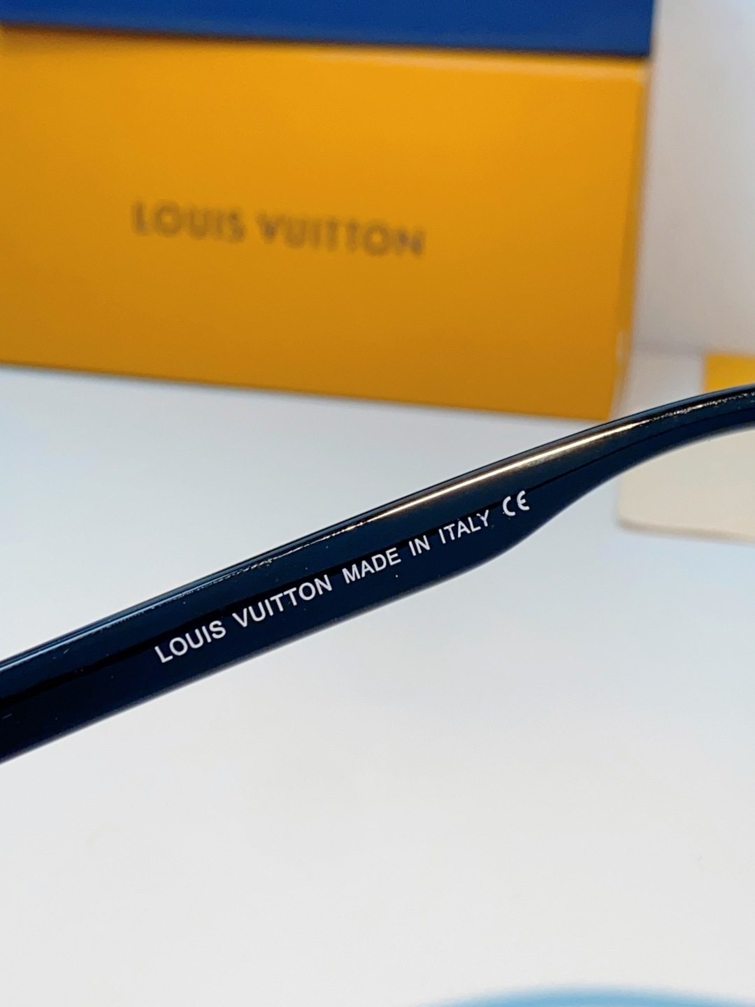 Louis Vuitton路易威登汲取LV百年设计美学，这款暗夜系列墨镜以颠覆性的一体式轮廓，重塑都市先