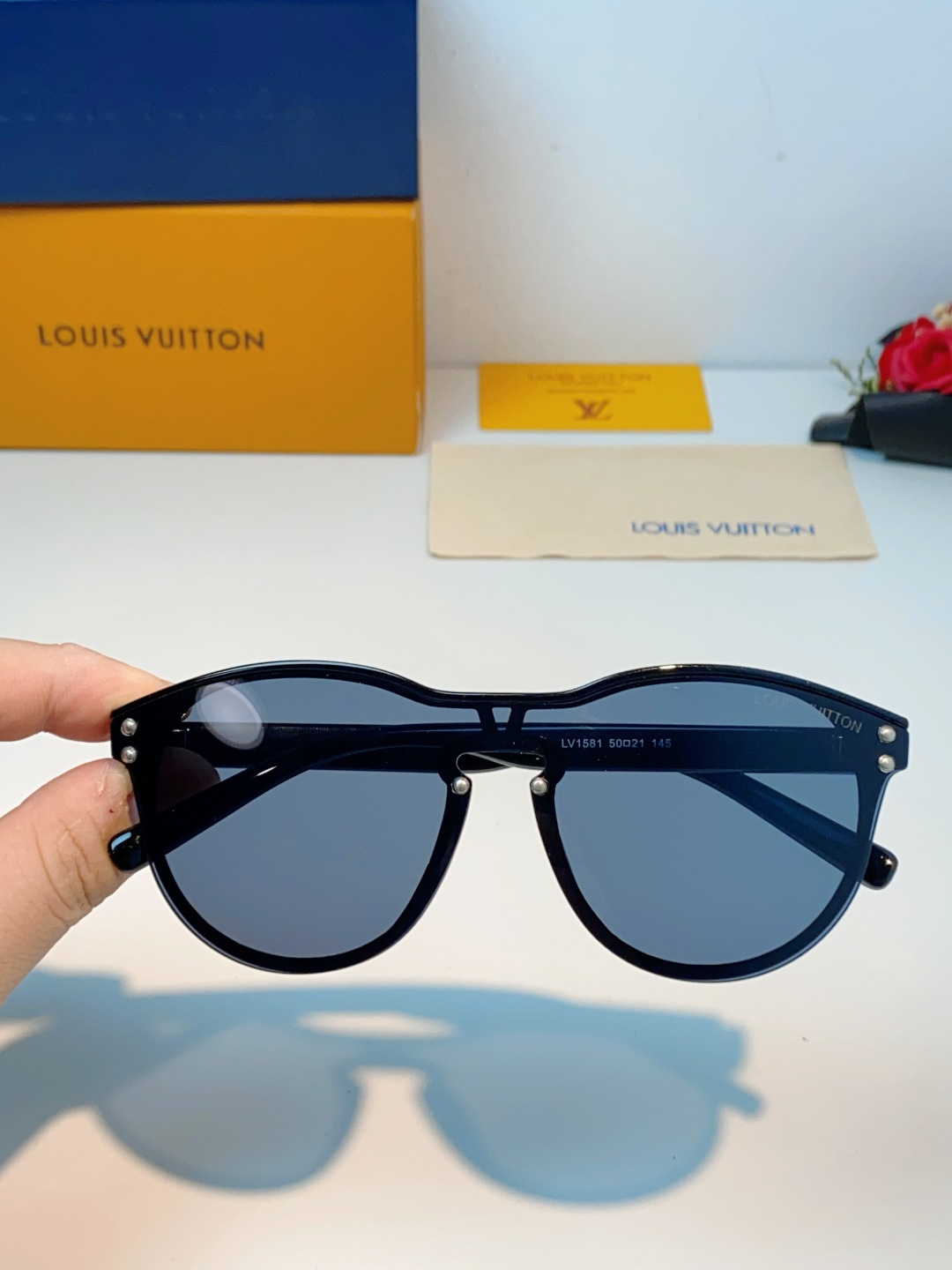 Louis Vuitton路易威登汲取LV百年设计美学，这款暗夜系列墨镜以颠覆性的一体式轮廓，重塑都市先