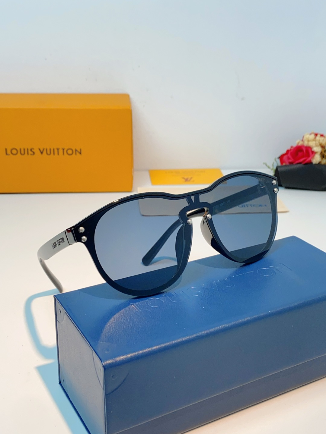 Louis Vuitton路易威登汲取LV百年设计美学，这款暗夜系列墨镜以颠覆性的一体式轮廓，重塑都市先
