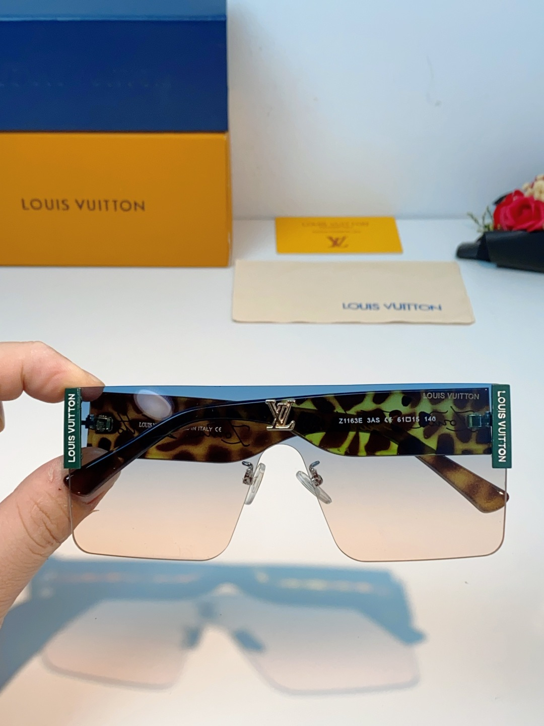 Louis Vuitton路易威登 无框一体式镜片造型，摒弃繁杂束缚，线条利落流畅，自带强大气场。镜片暗
