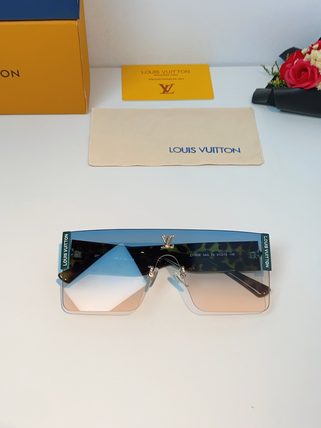 Louis Vuitton路易威登 无框一体式镜片造型，摒弃繁杂束缚，线条利落流畅，自带强大气场。镜片暗