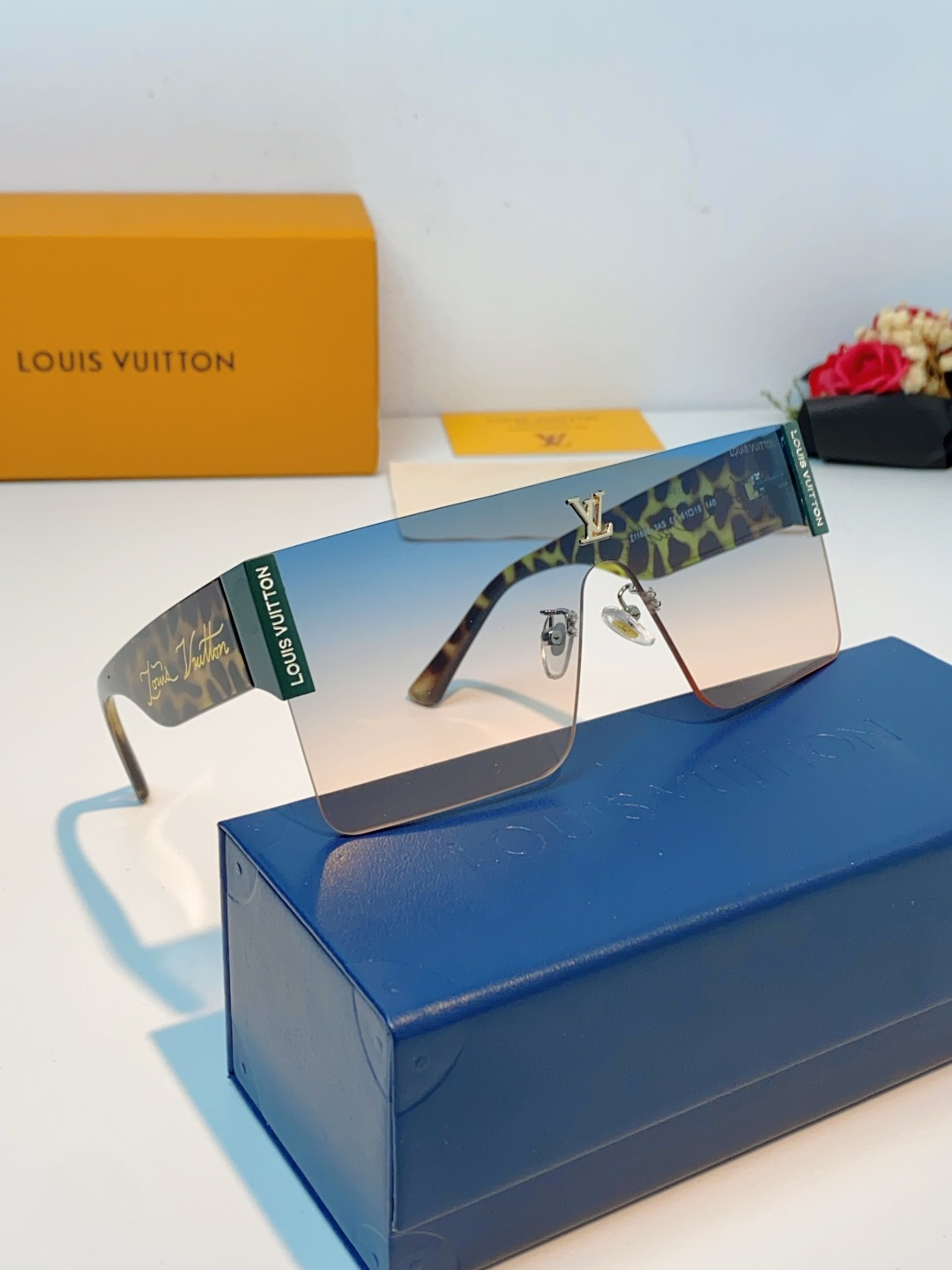 Louis Vuitton路易威登 无框一体式镜片造型，摒弃繁杂束缚，线条利落流畅，自带强大气场。镜片暗
