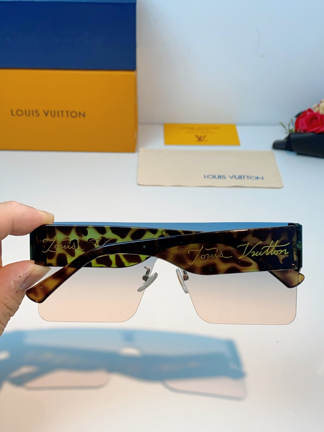 Louis Vuitton路易威登 无框一体式镜片造型，摒弃繁杂束缚，线条利落流畅，自带强大气场。镜片暗