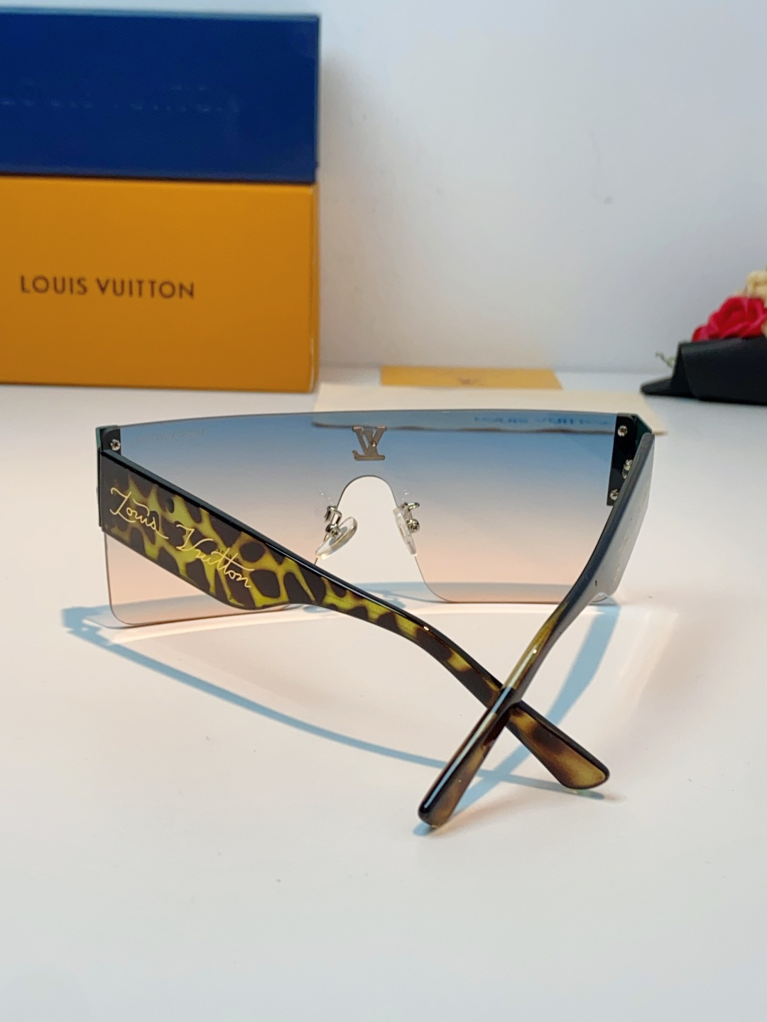 Louis Vuitton路易威登 无框一体式镜片造型，摒弃繁杂束缚，线条利落流畅，自带强大气场。镜片暗