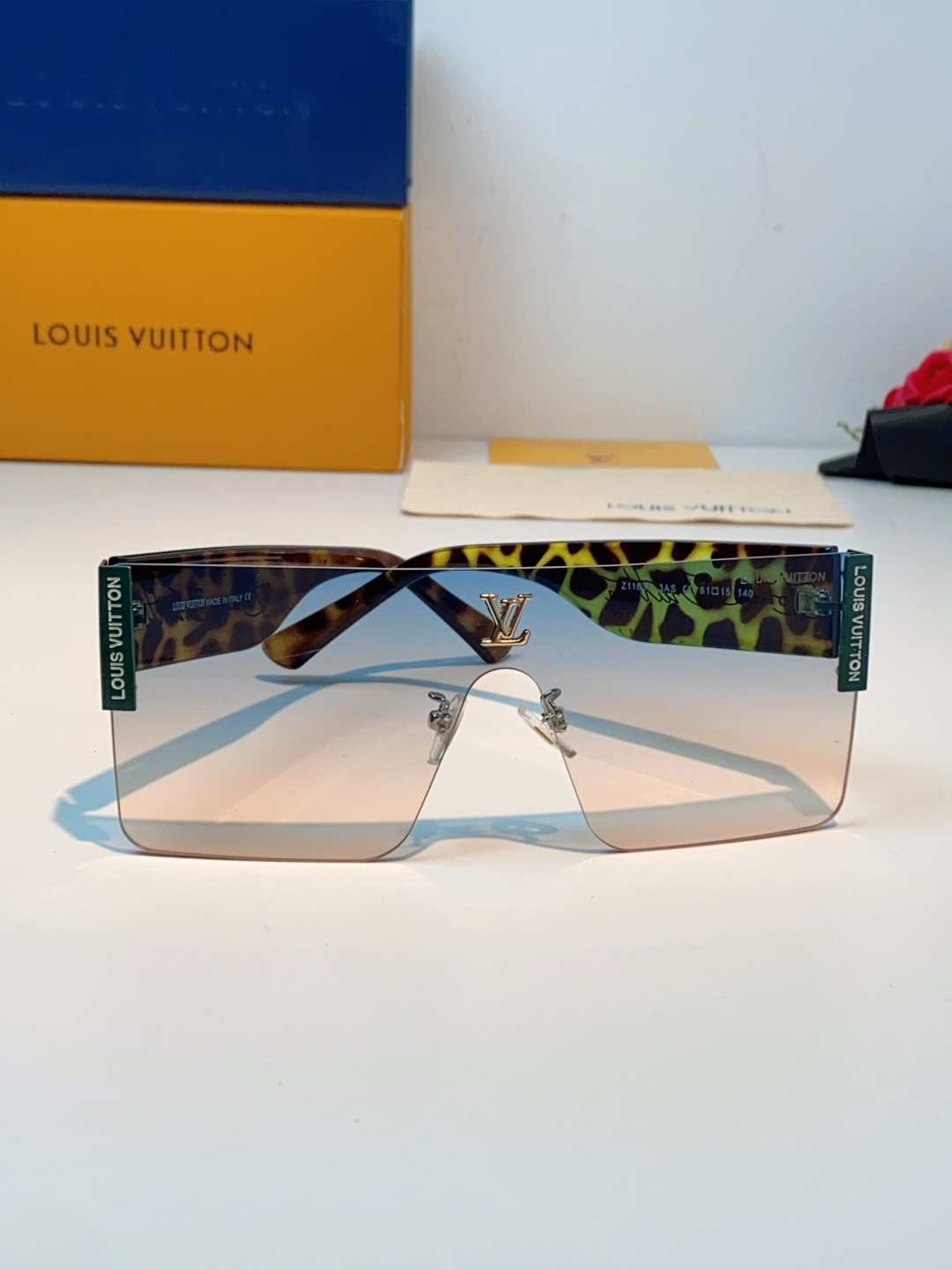 Louis Vuitton路易威登 无框一体式镜片造型，摒弃繁杂束缚，线条利落流畅，自带强大气场。镜片暗