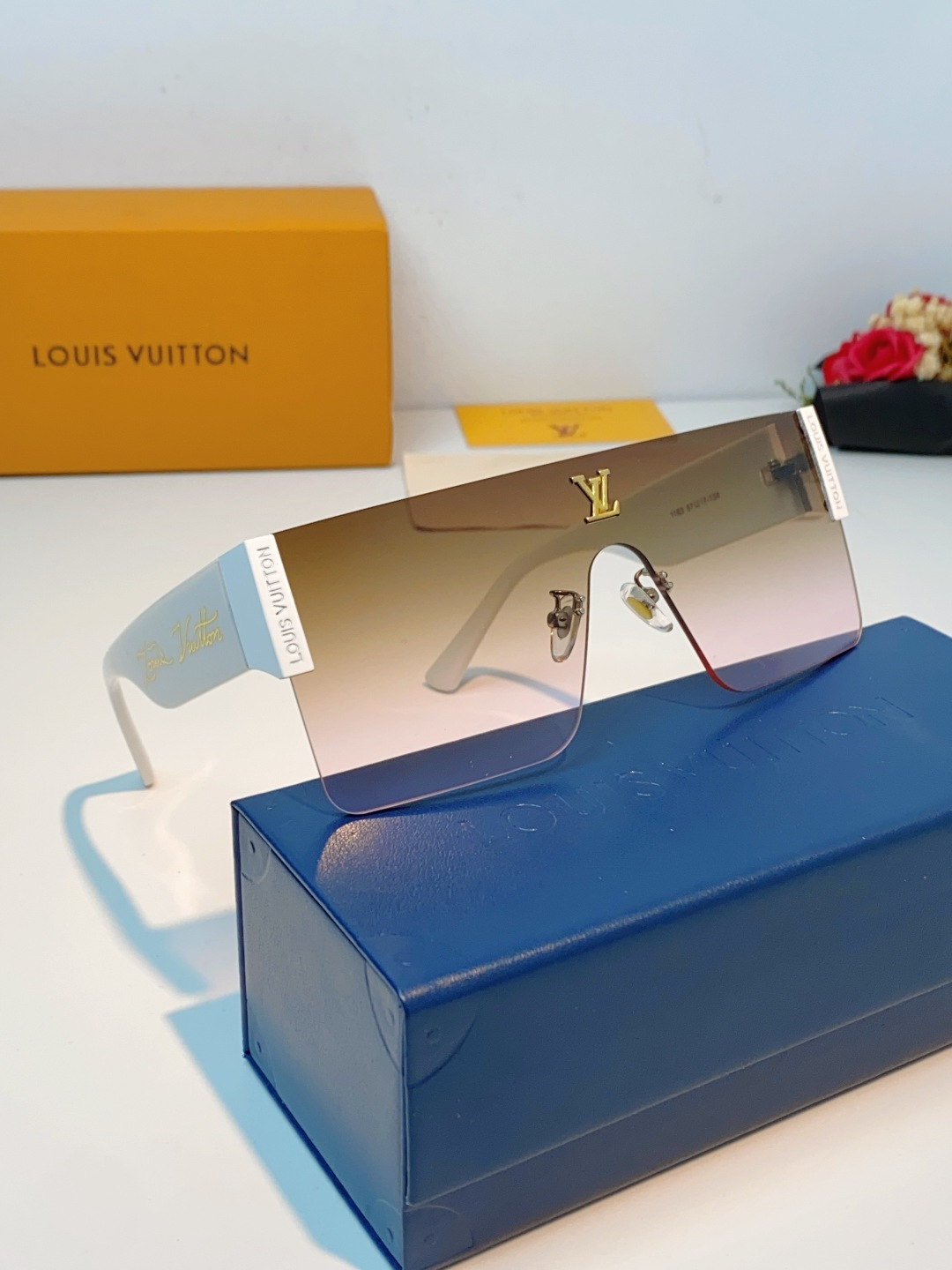Louis Vuitton路易威登 无框一体式镜片造型，摒弃繁杂束缚，线条利落流畅，自带强大气场。镜片暗