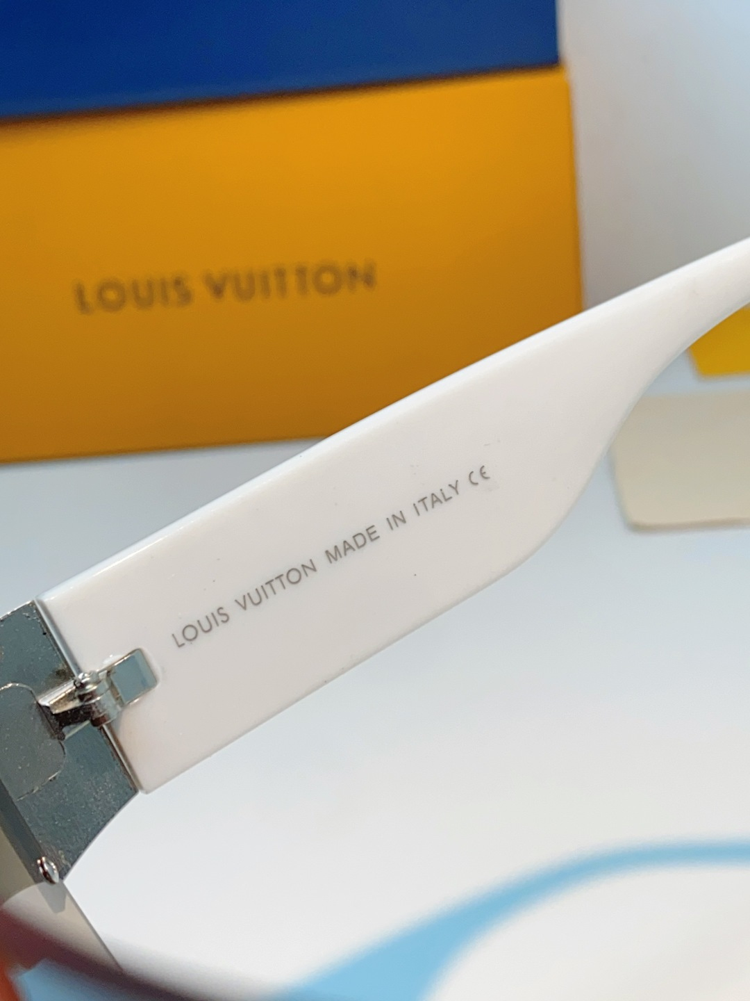 Louis Vuitton路易威登 无框一体式镜片造型，摒弃繁杂束缚，线条利落流畅，自带强大气场。镜片暗