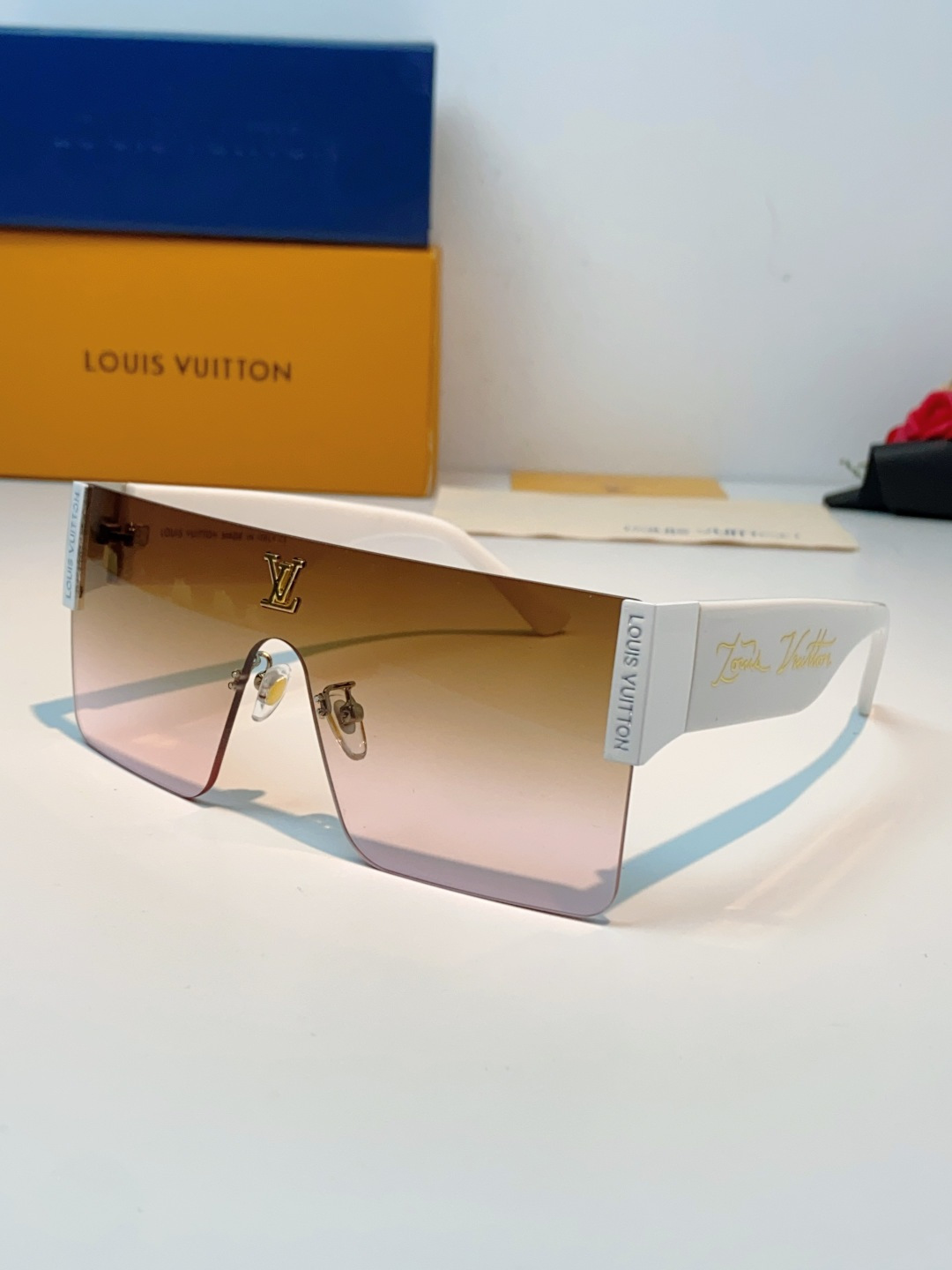Louis Vuitton路易威登 无框一体式镜片造型，摒弃繁杂束缚，线条利落流畅，自带强大气场。镜片暗