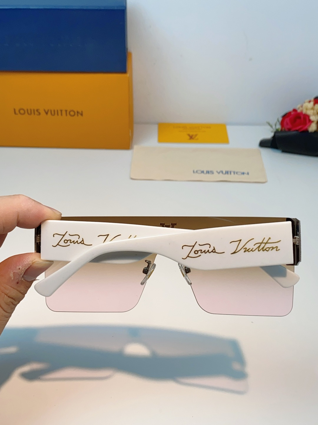 Louis Vuitton路易威登 无框一体式镜片造型，摒弃繁杂束缚，线条利落流畅，自带强大气场。镜片暗